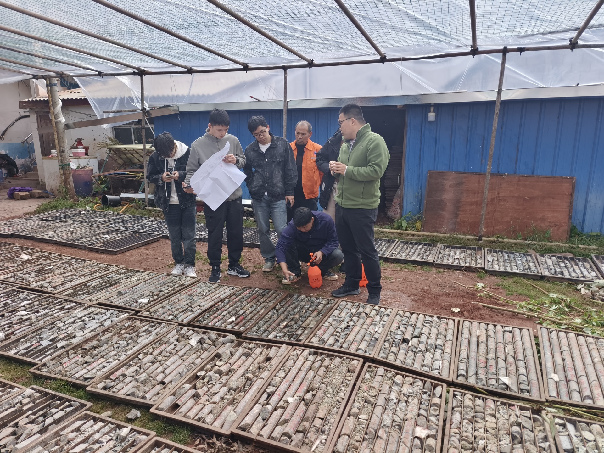 7-图为王连训教授指导岩芯编录