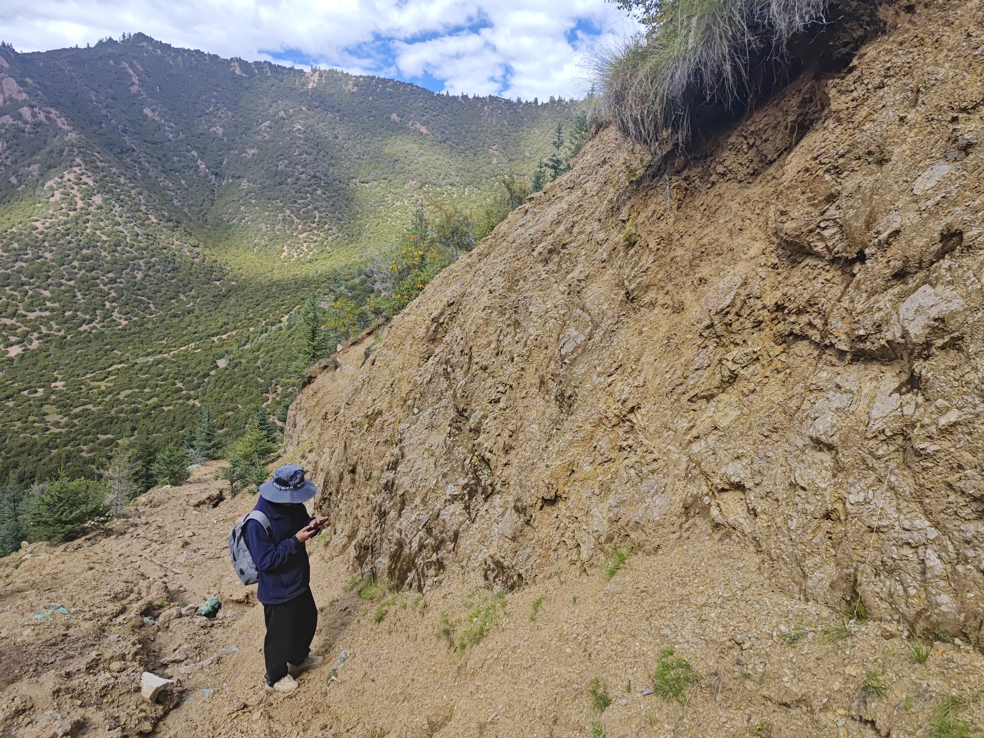 2-图为项目组开展野外工作