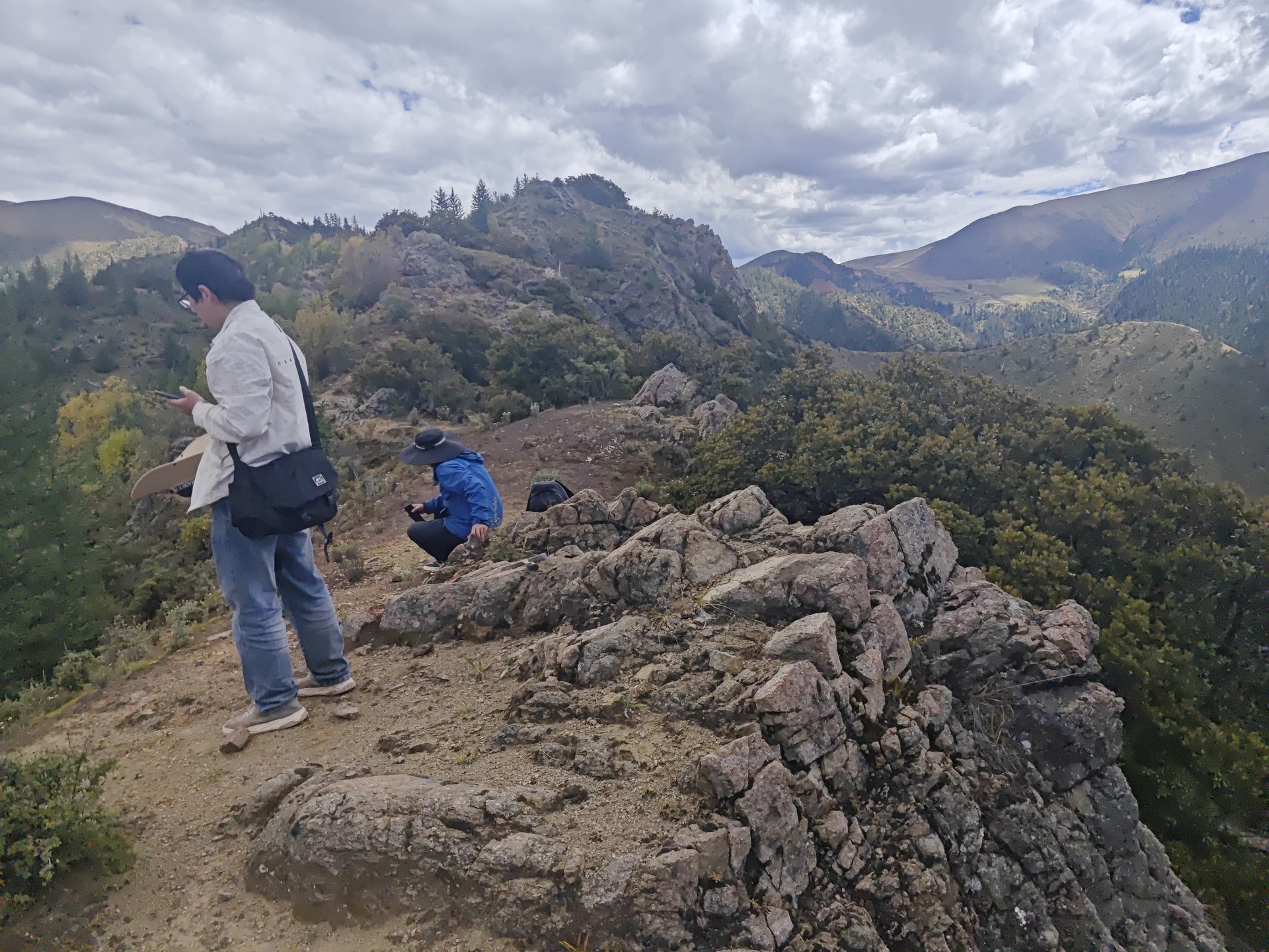 3-图为李鑫鹏翻上海拔4200米山顶