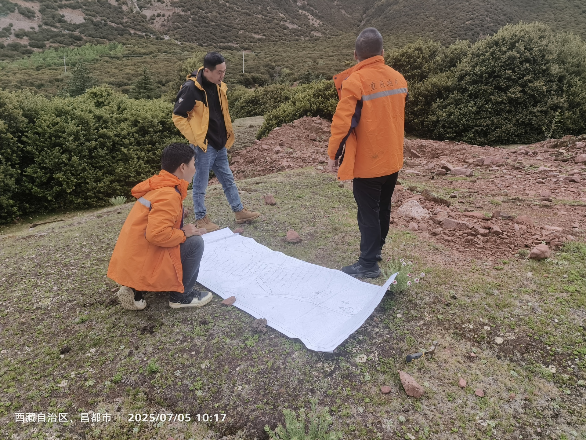 1-图为项目组开展野外工作