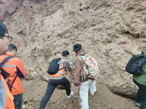 6-图为中国地质大学（武汉）地球科学学院博士生导师、教授王连训带队指导野外调查