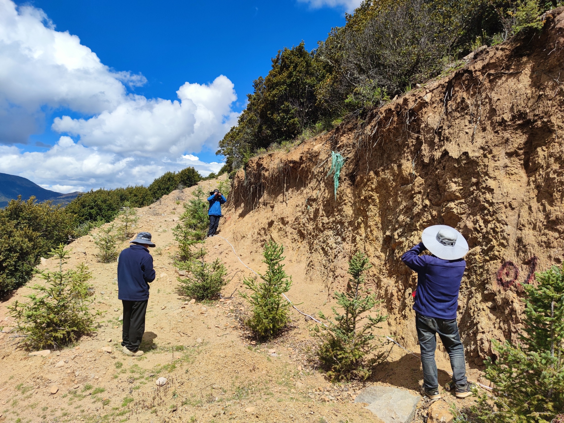 8-图为地质队员们开展剖面测量