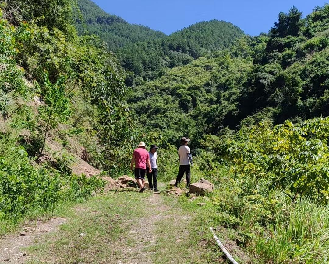 采样途中偶遇山体落石