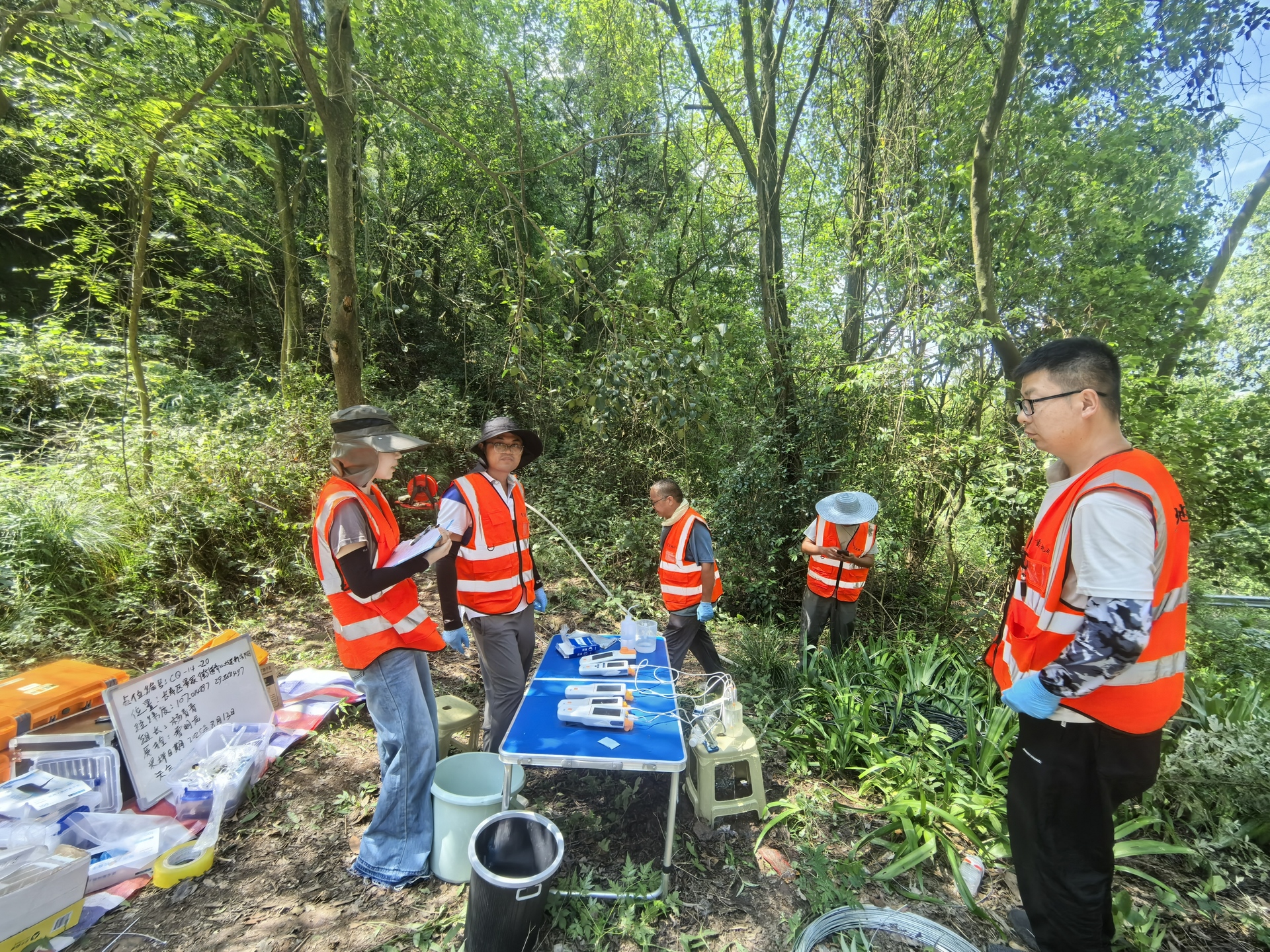 测试中心内部质控人员在采样现场进行现场质控监督